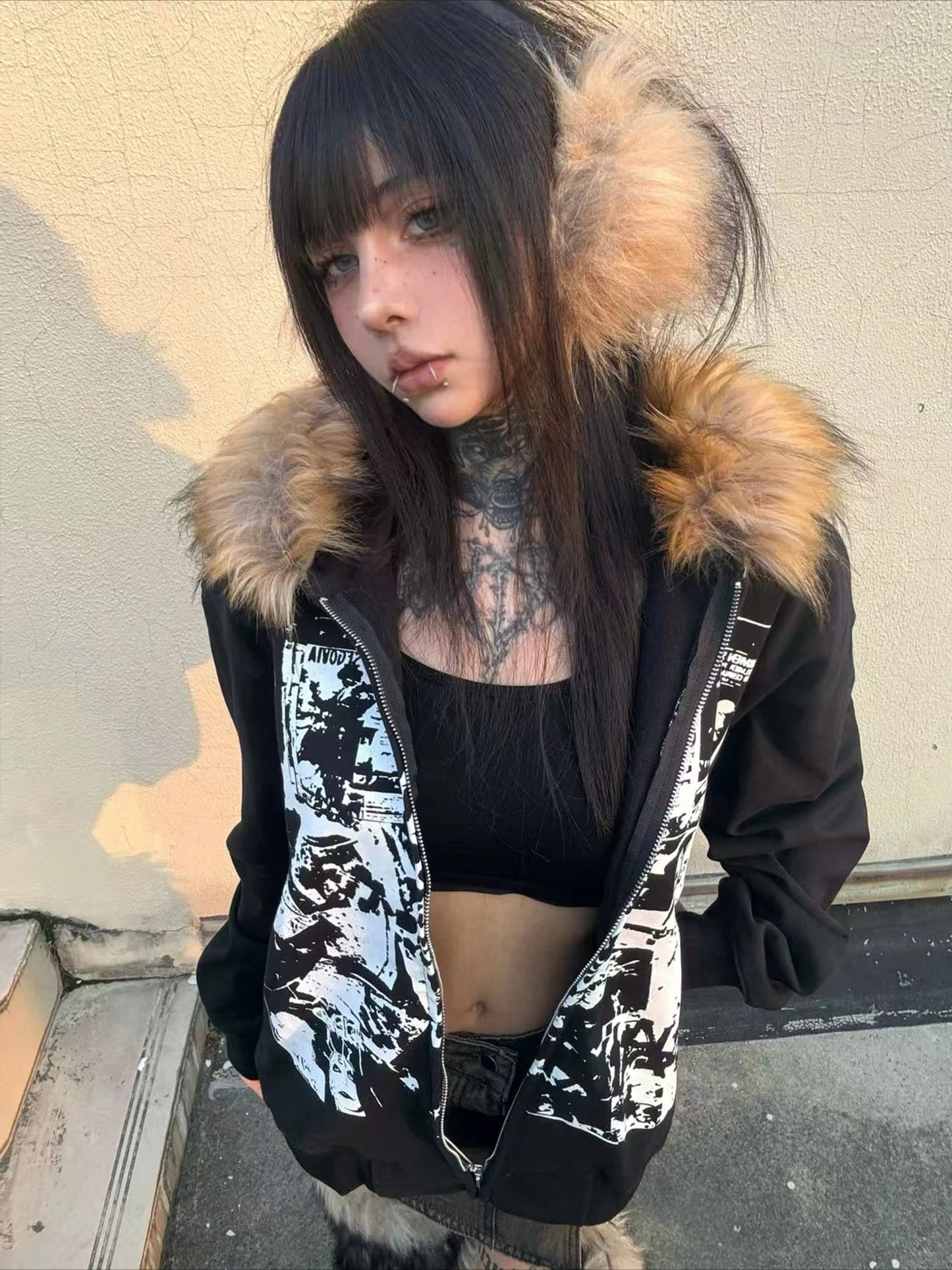 サブカルチャーフェイクコート レディース グラフィックジャケット フード付きフリースファーフーディー エッジの効いたアメリカンレトロストリートスタイルとY2Kファッショントップス