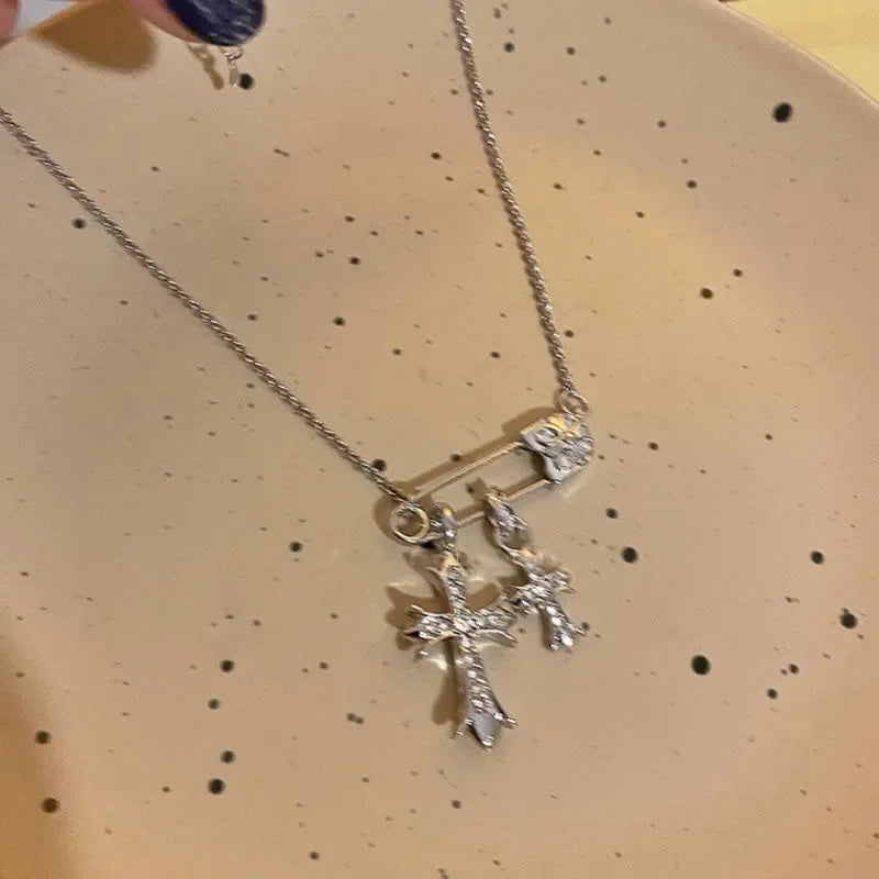 トレンディなクロスジルコンペーパークリップペンダントネックレス、女性と男性用、軽量で高級、万能な鎖骨ネックレス、ゴシッククロスネックレス