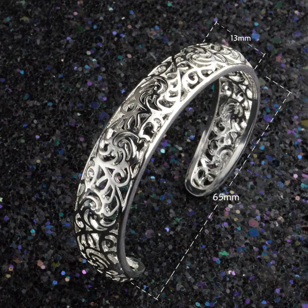 925シルバーカフブレスレットオープニング絶妙な中空レディースブレスレットシルバーカラー彫刻パターンレトロバングルパーティーリストジュエリー