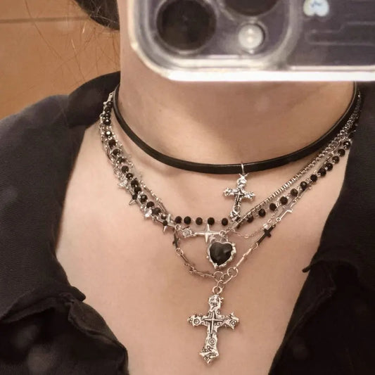 女性・男性・恋人向けヴィンテージ マルチレイヤービーズネックレス ゴシックパンク Y2K メタルクロスペンダントネックレス 90年代 EMO チャームジュエリーギフト