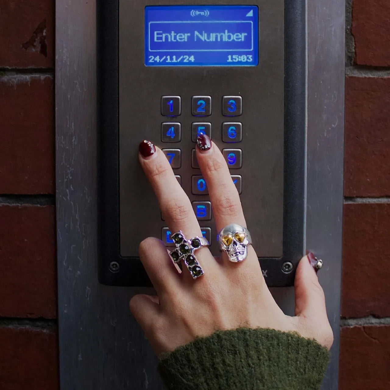 ユニークなゴシックスタイルのクロススカルジルコンリングトレンドフィンガージュエリーギフトビジューアシエ酸化防止可能ユニセックスハロウィンギフト