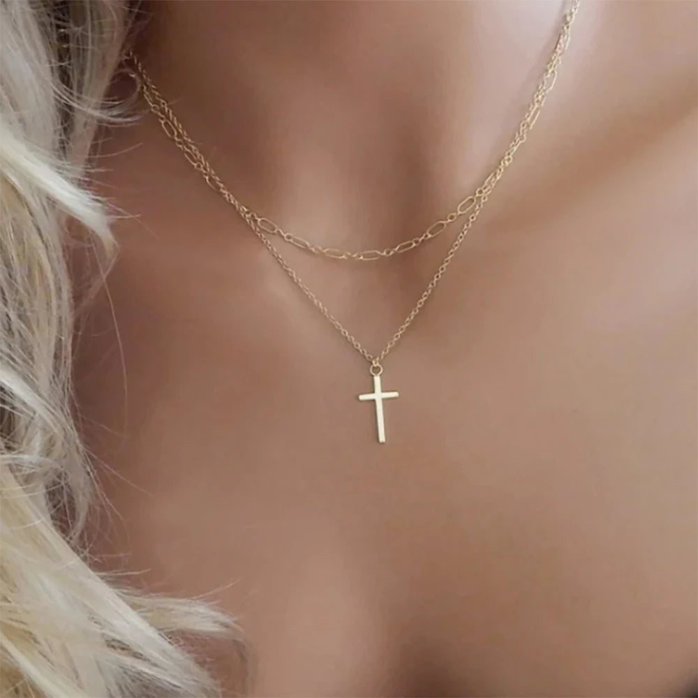 パーソナライズされたステンレススチールのメタルクロスネックレスは、男性と女性の日常使いに最適なシンプルでエレガントなジュエリーギフトです。