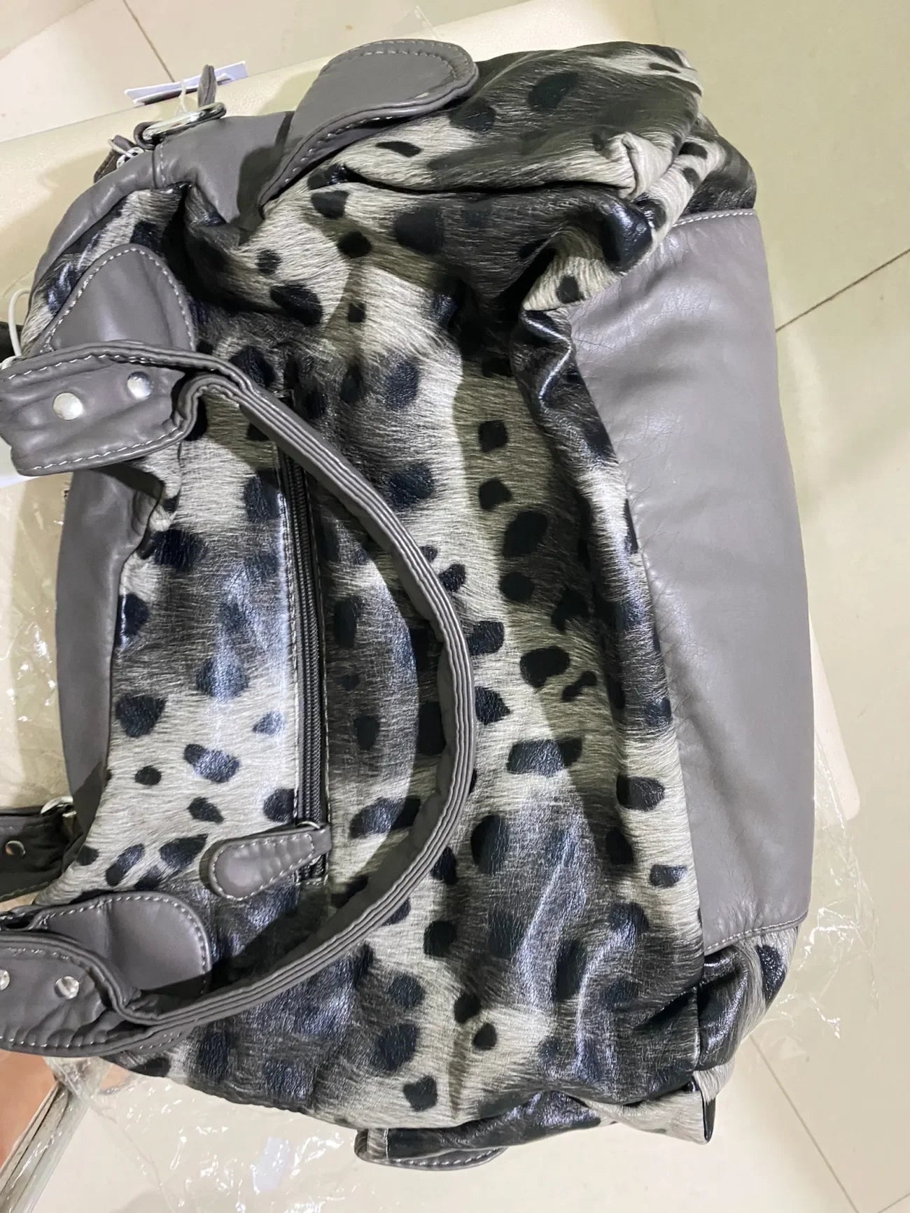 グレーのヒョウ柄ハンドバッグ クロススター サブカルチャー Y2K ショルダーバッグ ホットガール トートバッグ 大容量 ポータブルメッセンジャーバッグ 2024年新作