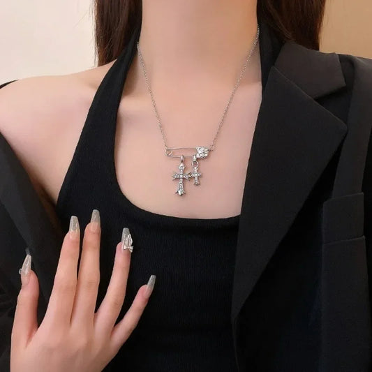 トレンディなクロスジルコンペーパークリップペンダントネックレス、女性と男性用、軽量で高級、万能な鎖骨ネックレス、ゴシッククロスネックレス