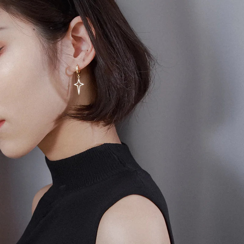 ゴシックステンレススチール中空クロスペンダントイヤークリップ/バックルイヤリング1組。レディース/メンズ用。トレンドのヒップホップパンクイヤリング。