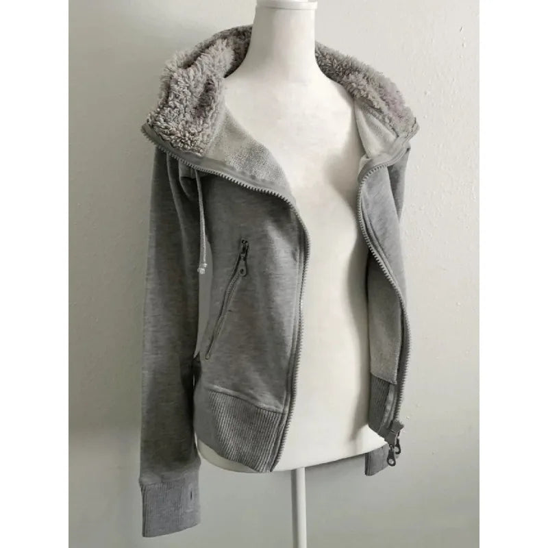 サブカルチャーフェイクコート レディース グラフィックジャケット フード付きフリースファーフーディー エッジの効いたアメリカンレトロストリートスタイルとY2Kファッショントップス