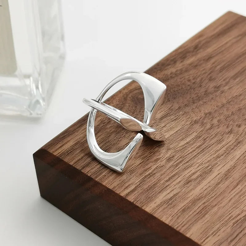 925スターリングシルバーのユニークな女性用リング。指に調節可能なヴィンテージクロスフラワーリング。パーティーや誕生日のギフトに。