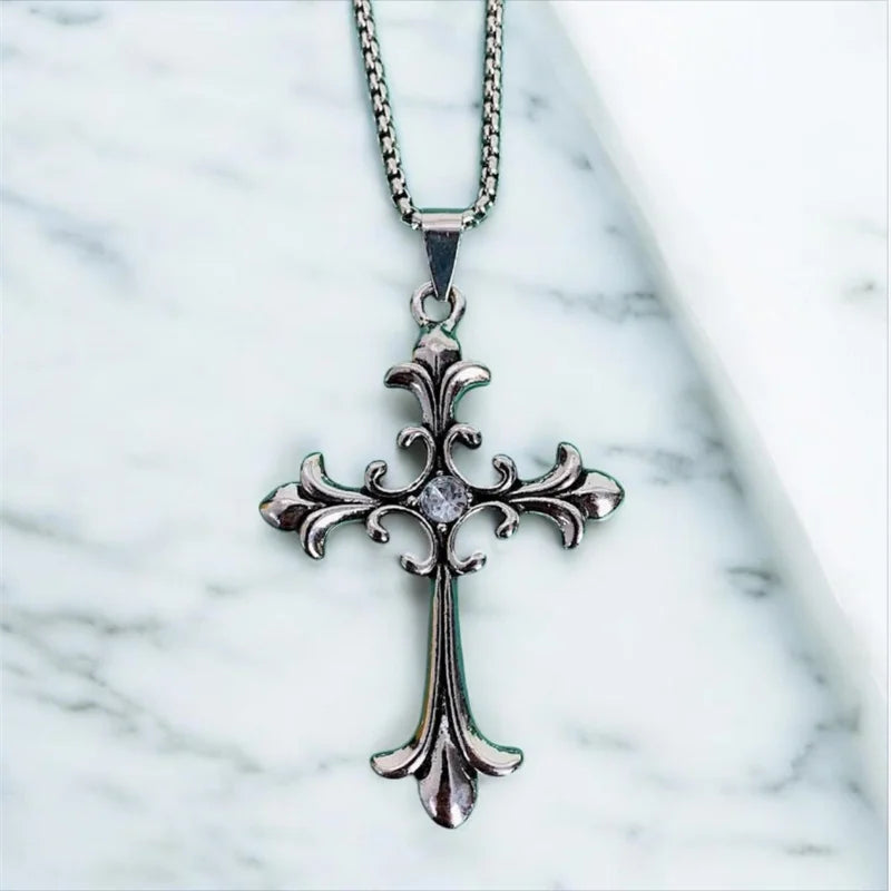 ヨーロッパとアメリカのファッションパーソナリティレトロゴシッククロスネックレス男性と女性ストリートヒップホップトレンドセッター多用途Pe