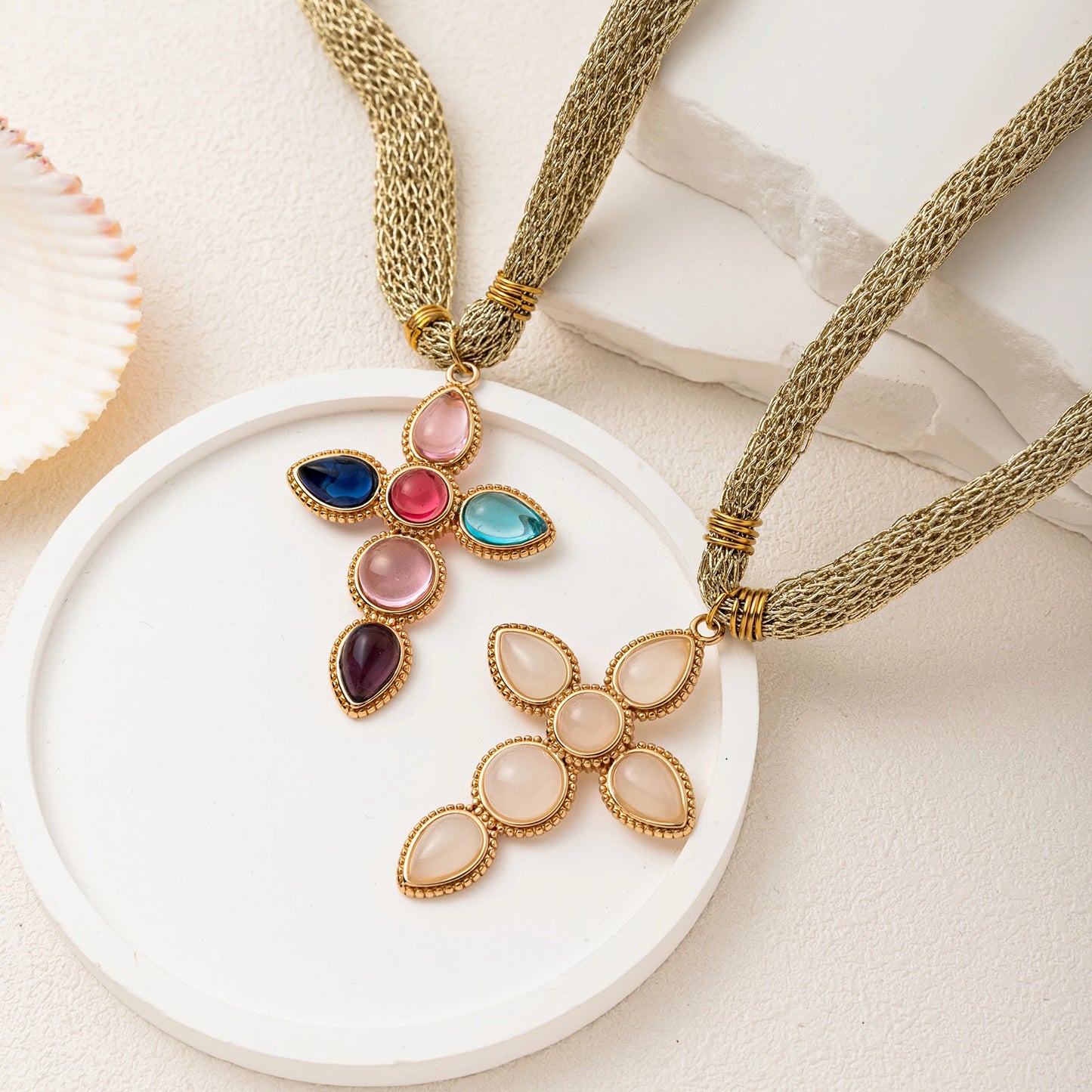 高級感のあるファッショナブルでトレンディなクロスペンダントネックレスと、ダイヤモンドをあしらった女性用鎖骨チェーンネックレス