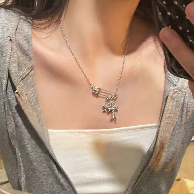 トレンディなクロスジルコンペーパークリップペンダントネックレス、女性と男性用、軽量で高級、万能な鎖骨ネックレス、ゴシッククロスネックレス