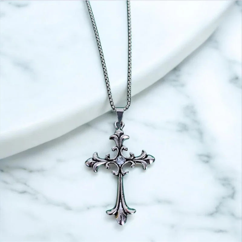 ヨーロッパとアメリカのファッションパーソナリティレトロゴシッククロスネックレス男性と女性ストリートヒップホップトレンドセッター多用途Pe