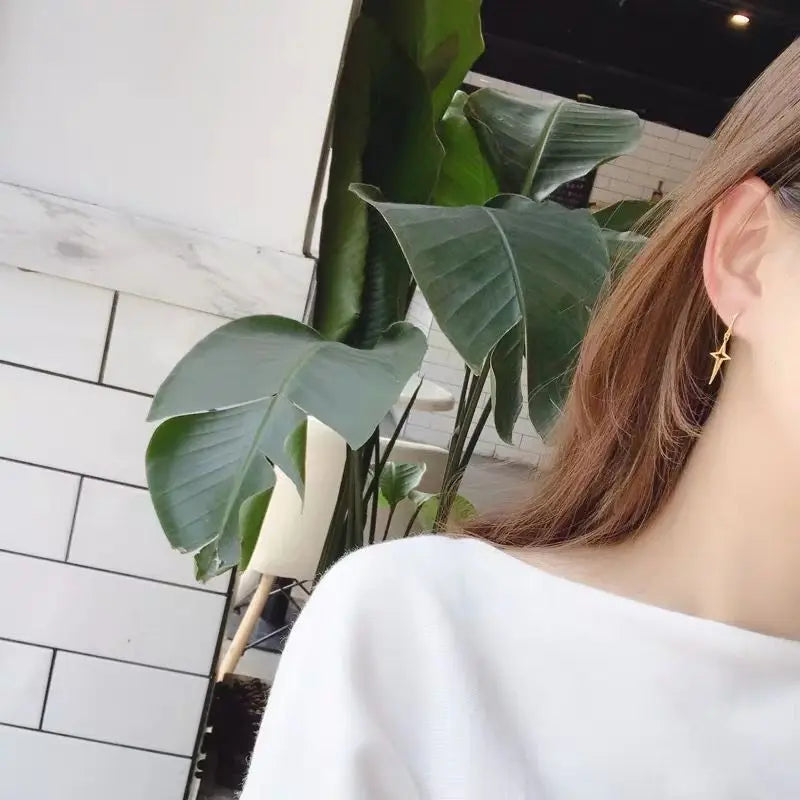 ゴシックステンレススチール中空クロスペンダントイヤークリップ/バックルイヤリング1組。レディース/メンズ用。トレンドのヒップホップパンクイヤリング。