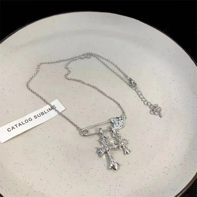 トレンディなクロスジルコンペーパークリップペンダントネックレス、女性と男性用、軽量で高級、万能な鎖骨ネックレス、ゴシッククロスネックレス