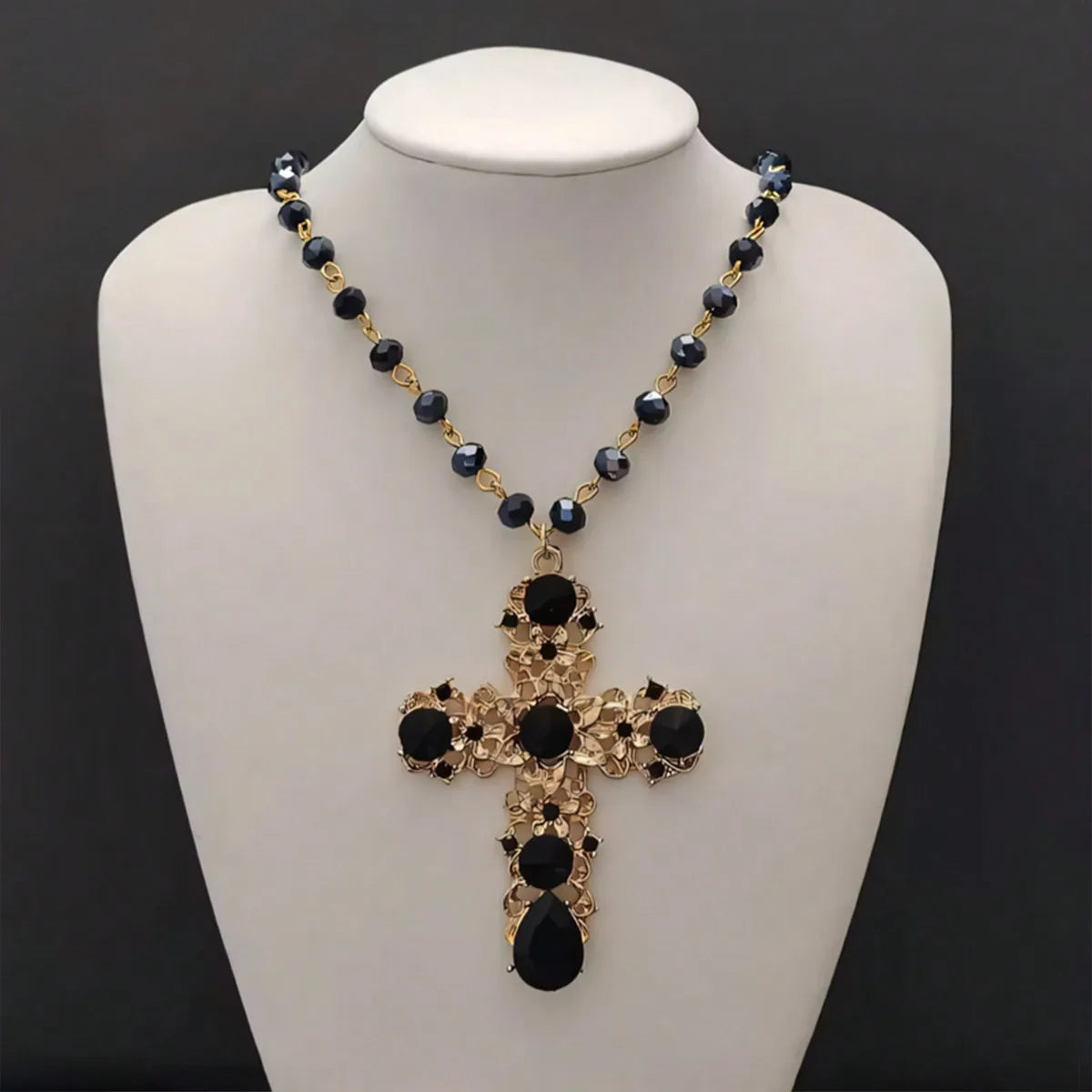 ゴシックな人工水晶の黒い十字架のネックレスペンダント、女性用、バロックボヘミアンスタイル