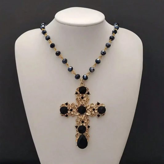 ゴシックな人工水晶の黒い十字架のネックレスペンダント、女性用、バロックボヘミアンスタイル
