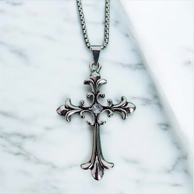 ヨーロッパとアメリカのファッションパーソナリティレトロゴシッククロスネックレス男性と女性ストリートヒップホップトレンドセッター多用途Pe