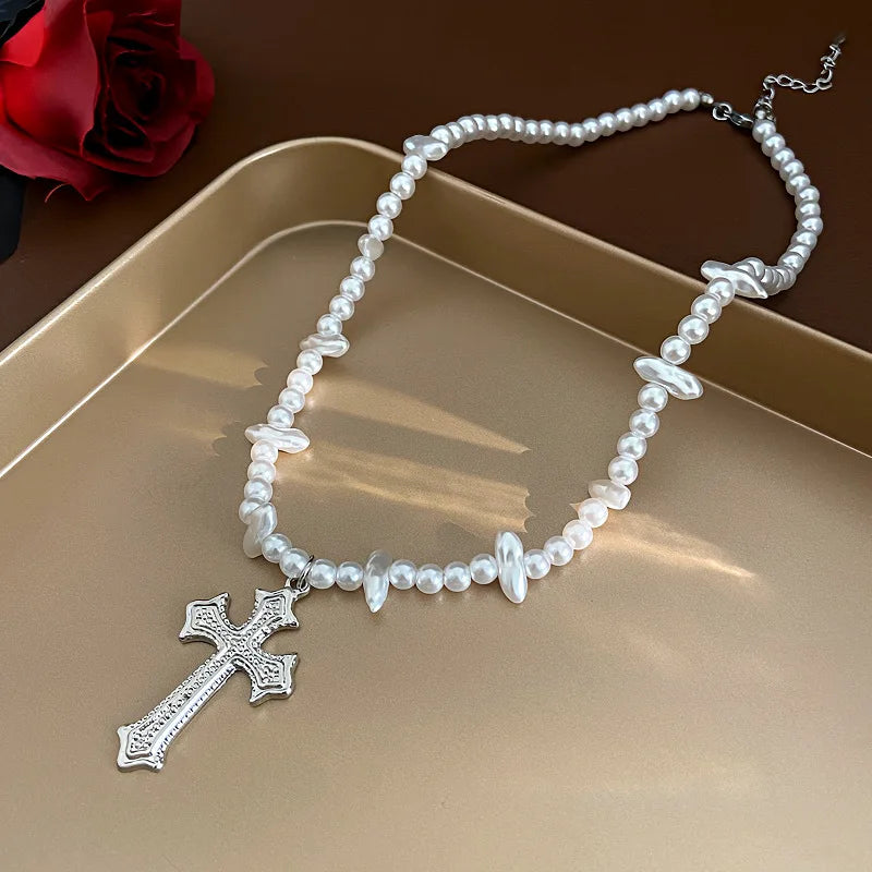 ヨーロッパとアメリカのエイリアンパールクロスネックレス、男女兼用、ヒップホップ、ニッチデザイン、鎖骨チェーン、多用途アクセサリー