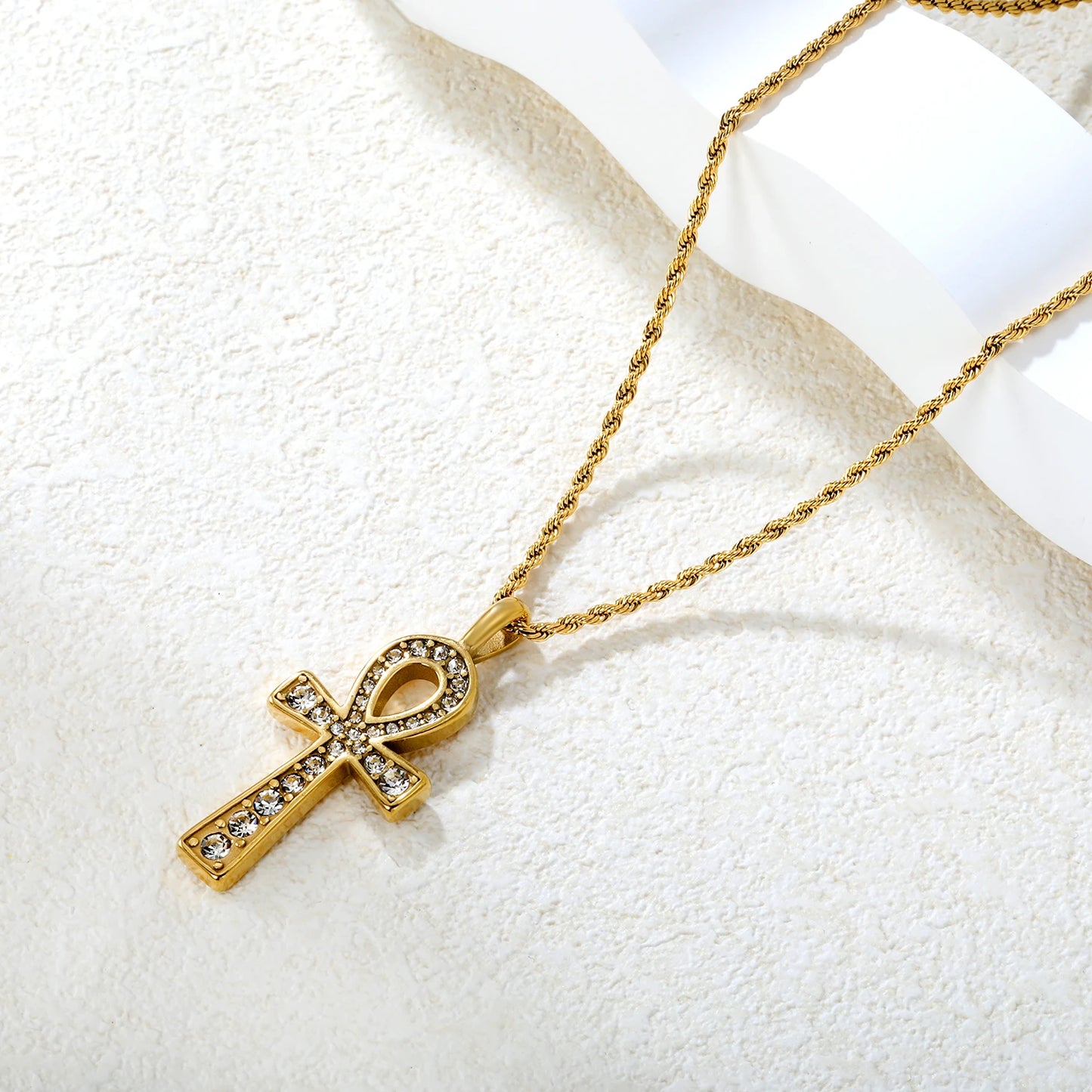 2025 新しいクラシック クロス ネックレス。男性と女性の両方にパーソナライズされたクリエイティブ デザイン。金メッキのステンレス スチール製。