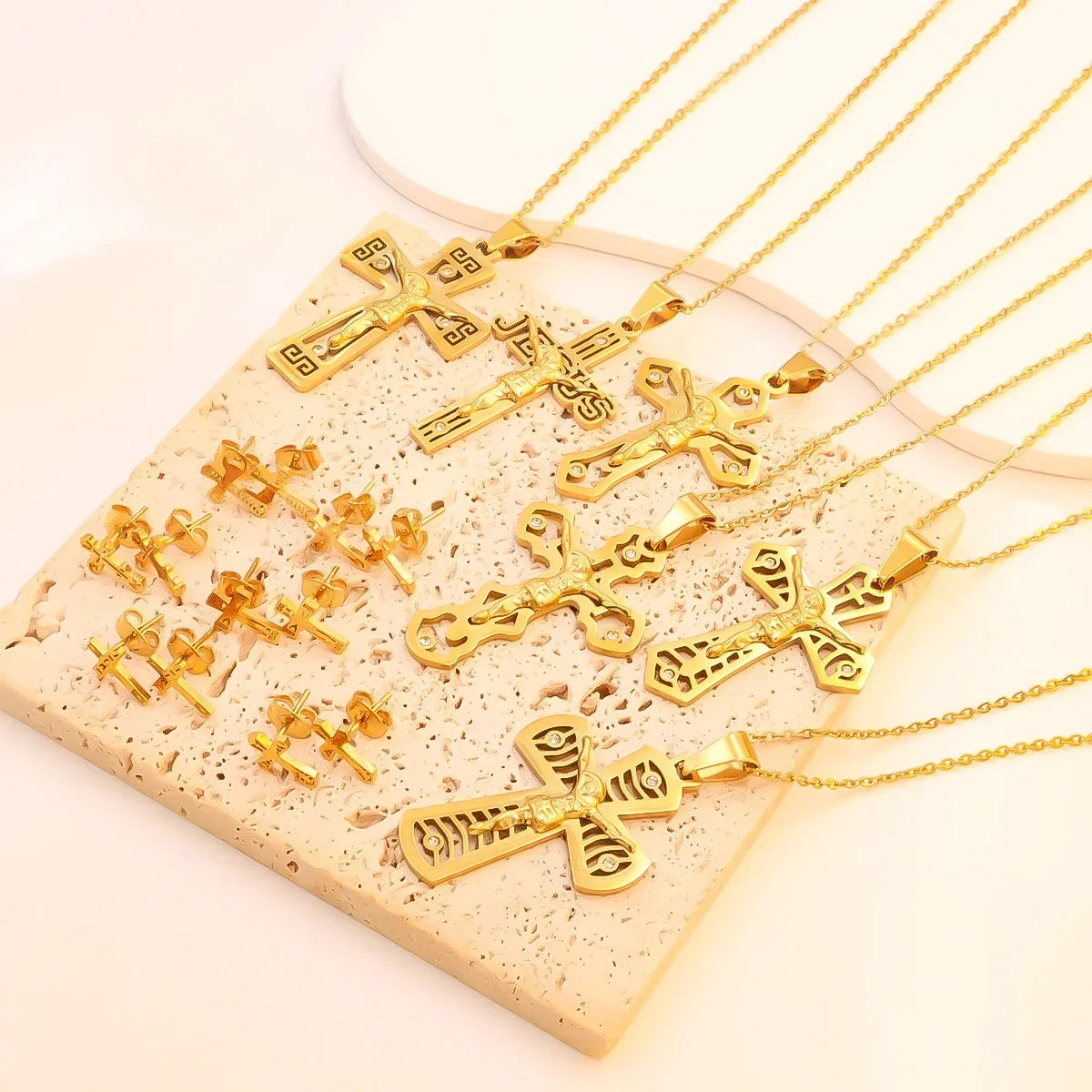 宗教的なイエス十字架ネックレス、メンズファッションゴールドカラークロスペンダント、チェーンネックレスジュエリーギフト付き