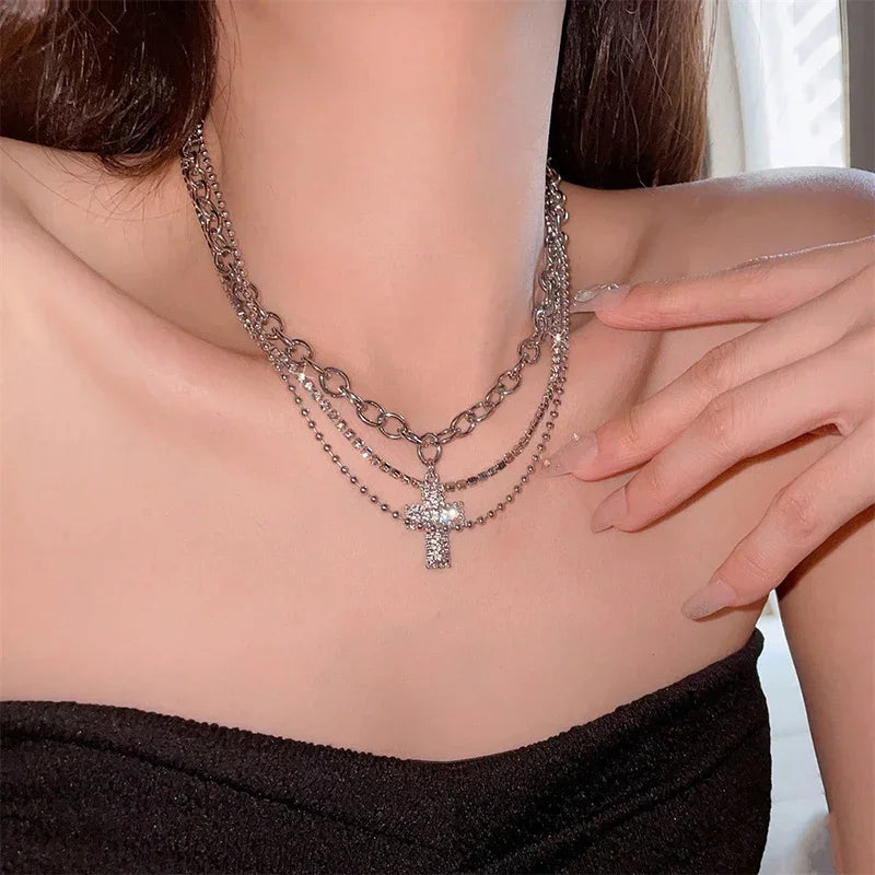 女性用クロスペンダントネックレス ゴシック Y2K スタイル マルチレイヤー ジルコン 鎖骨チェーン 誕生日パーティー ファインジュエリーアクセサリー
