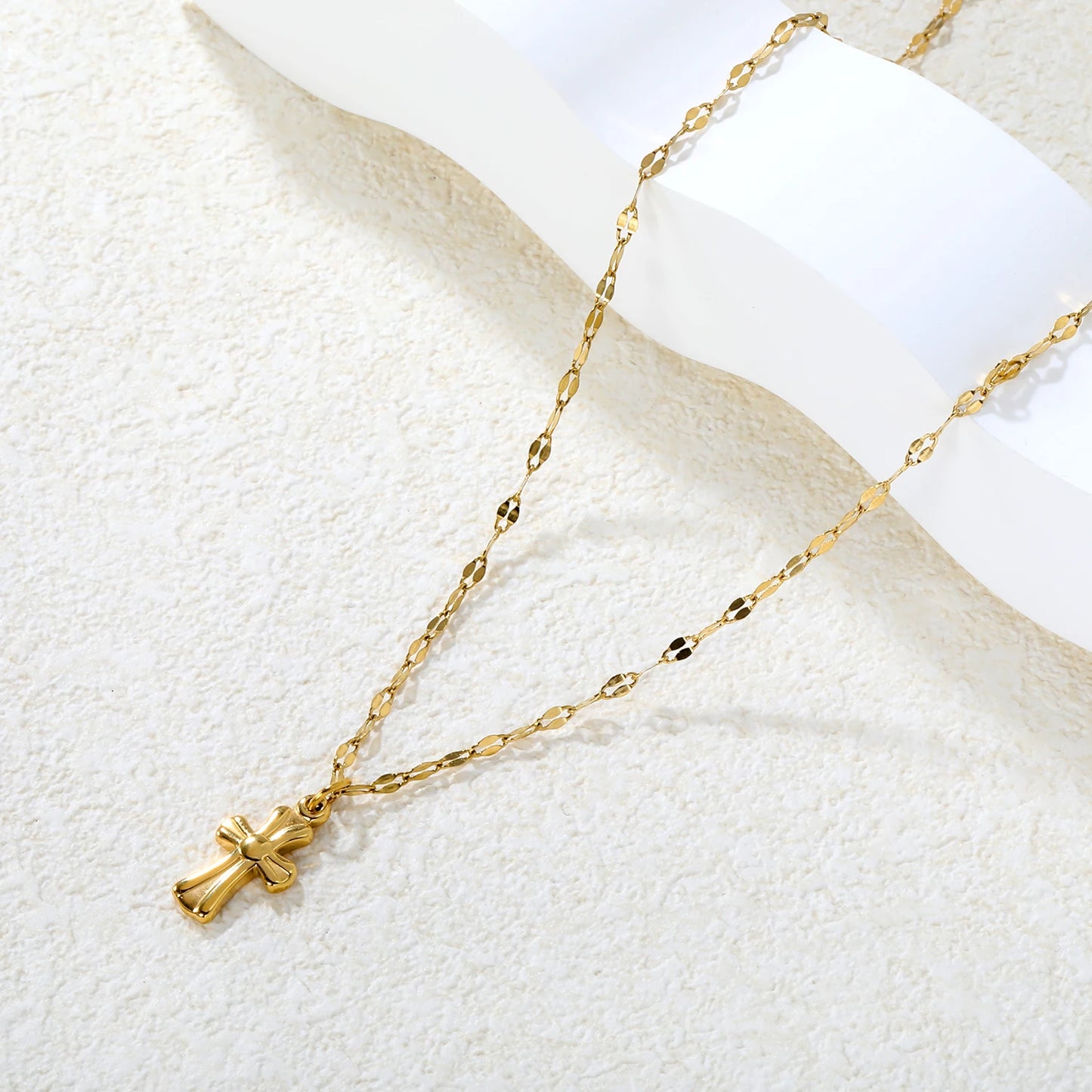 2025 新しいクラシック クロス ネックレス。男性と女性の両方にパーソナライズされたクリエイティブ デザイン。金メッキのステンレス スチール製。