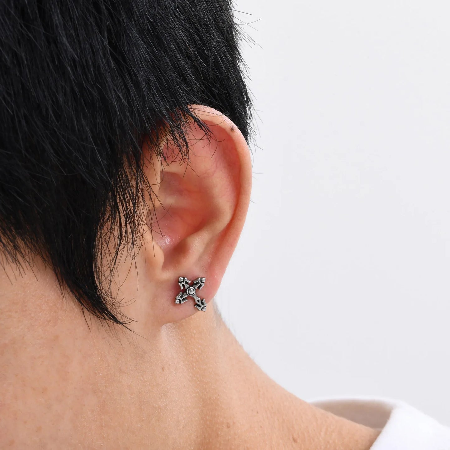 ゴシッククロスイヤリング メンズ ボーイズ用 防水ステンレススチールスタッドイヤリング ロックパンク 祈りのジュエリー ハロウィンギフト