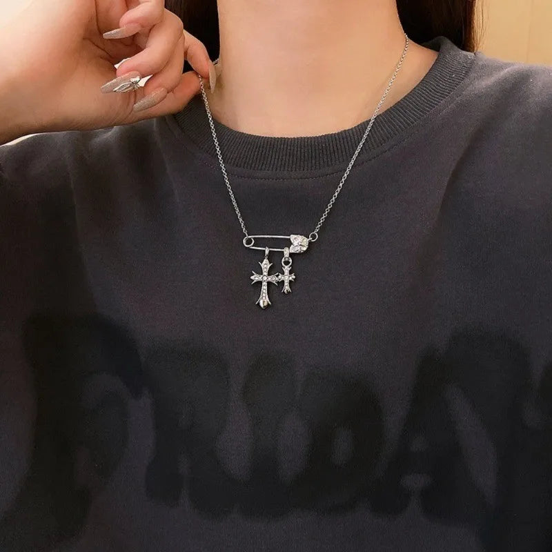 ファッションクロスジルコンペーパークリップペンダントネックレスレディースメンズ軽量ラグジュアリー多用途鎖骨ネックレスゴシッククロスネックレス