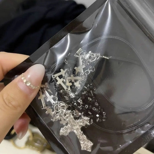 女性・男性・恋人向けヴィンテージ マルチレイヤービーズネックレス ゴシックパンク Y2K メタルクロスペンダントネックレス 90年代 EMO チャームジュエリーギフト