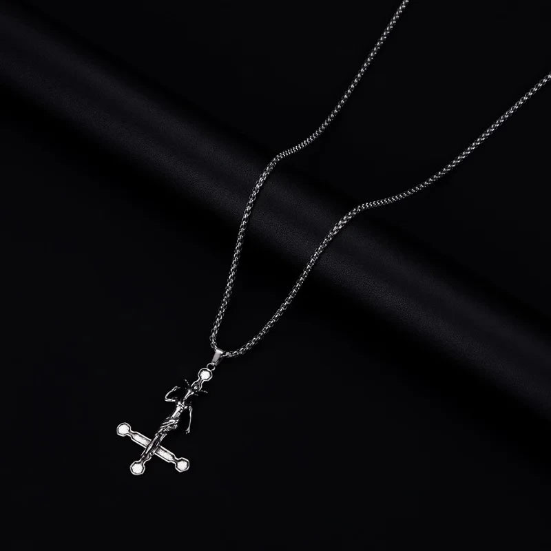 ヨーロッパとアメリカのファッションパーソナリティレトロゴシッククロスネックレス男性と女性ストリートヒップホップトレンドセッター多用途Pe