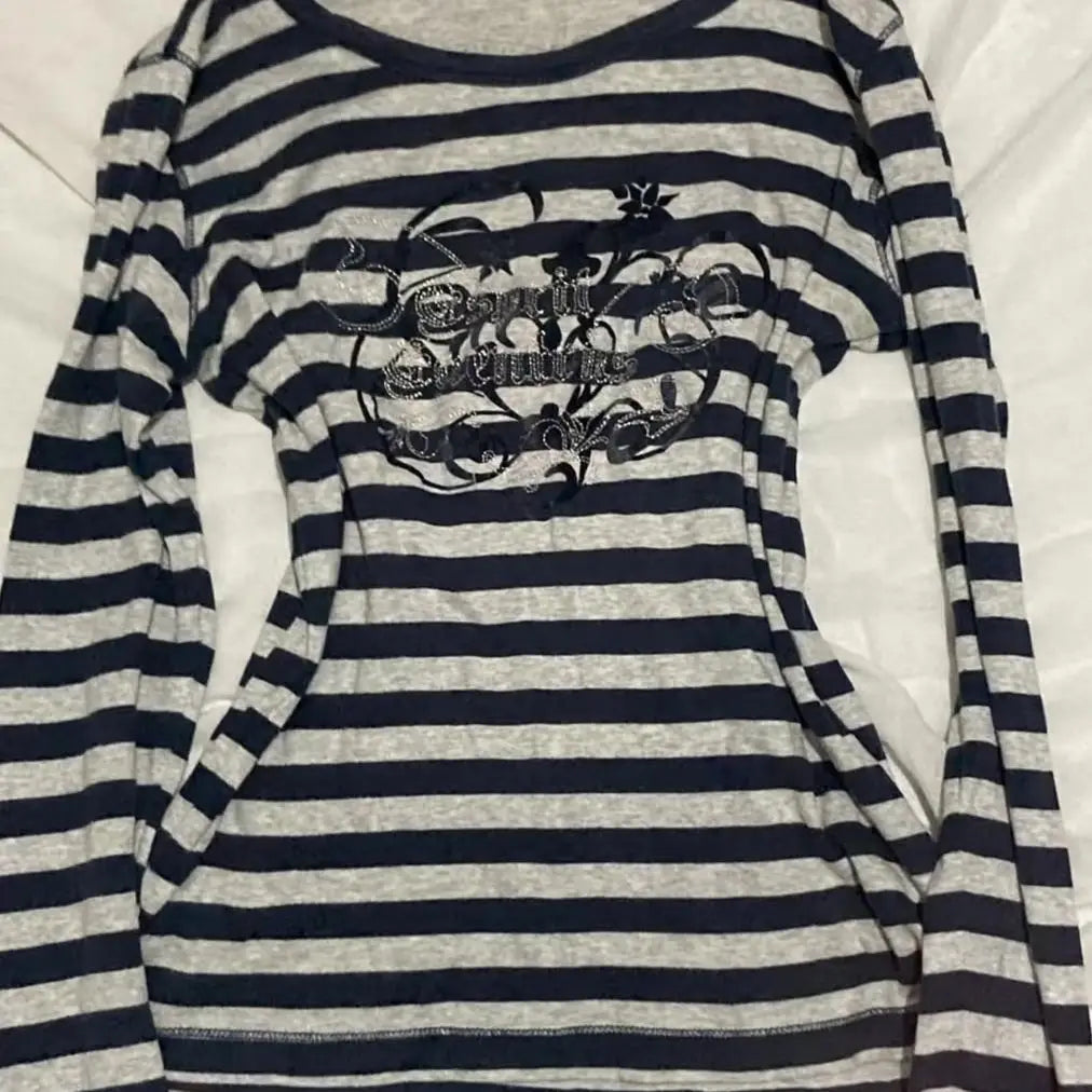 アメリカンレトロTシャツ 長袖 スリムフィット レディース カジュアル 日本のサブカルチャー Y2K ヴィンテージ ゴシックTシャツ 秋 女性用 シック トップス