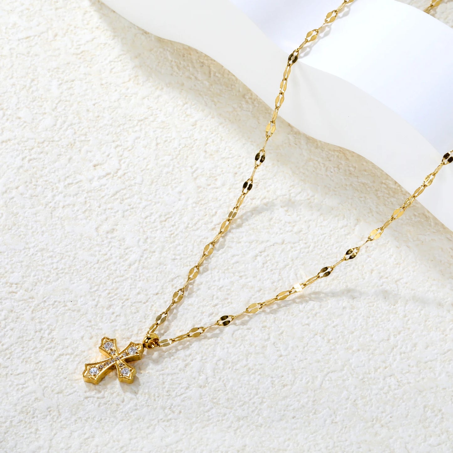 2025 新しいクラシック クロス ネックレス。男性と女性の両方にパーソナライズされたクリエイティブ デザイン。金メッキのステンレス スチール製。