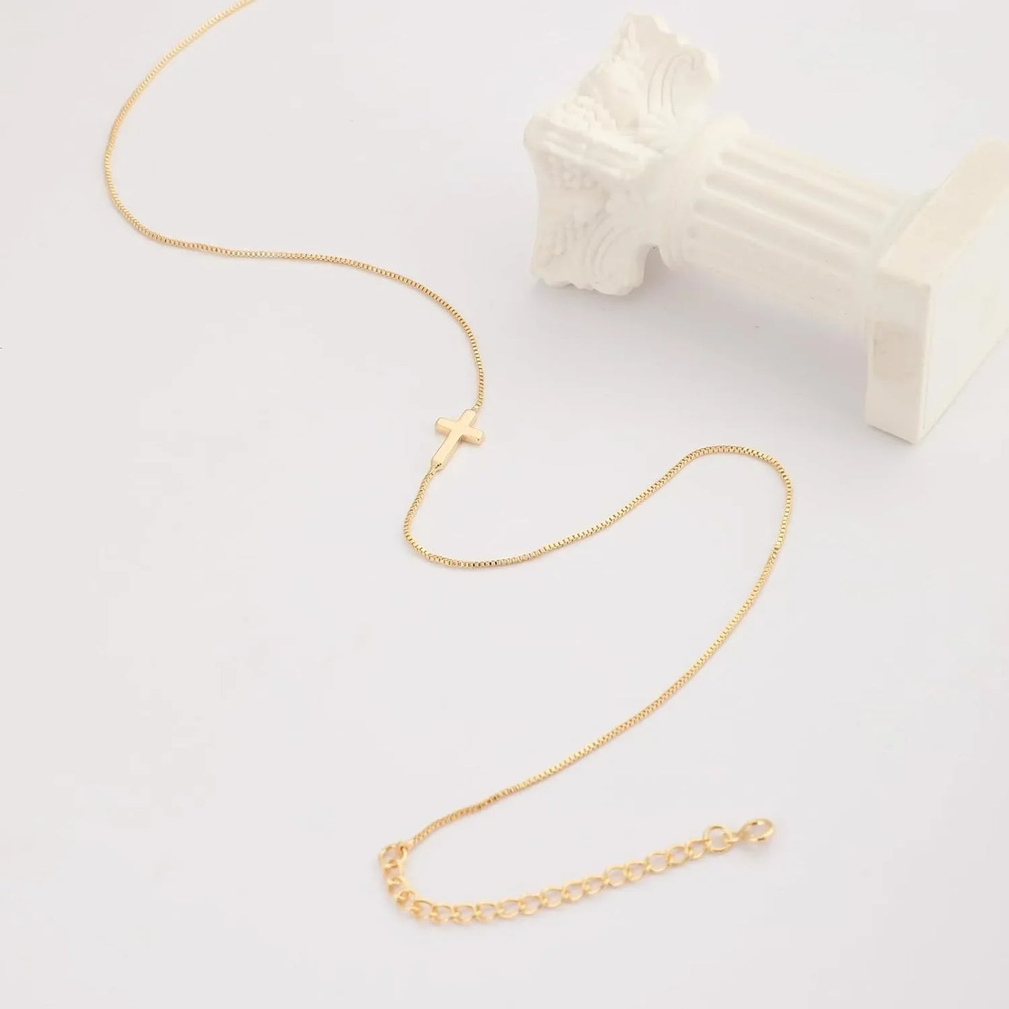 女性用クロスネックレス 14Kゴールドメッキ 小さなクロスペンダント チョーカー シンプル トレンディ チャームチェーンネックレス ジュエリー 宗教的ギフト