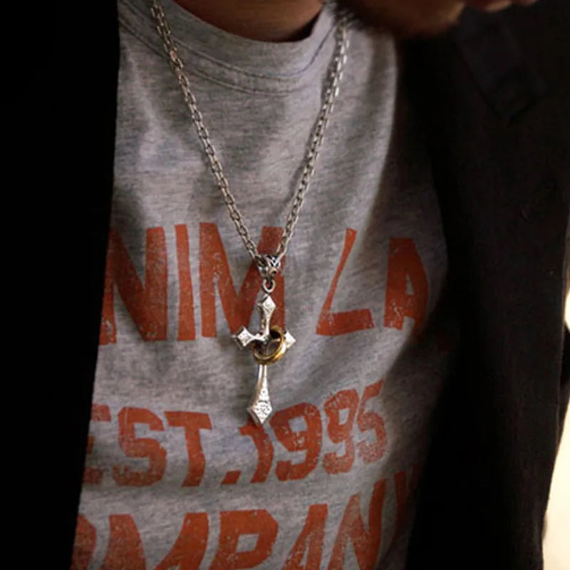 シンプルで万能なレトロクロスネックレス。メンズトレンドの立体クロスペンダント。ヒップホップネックレスデザインはスタイリッシュ。