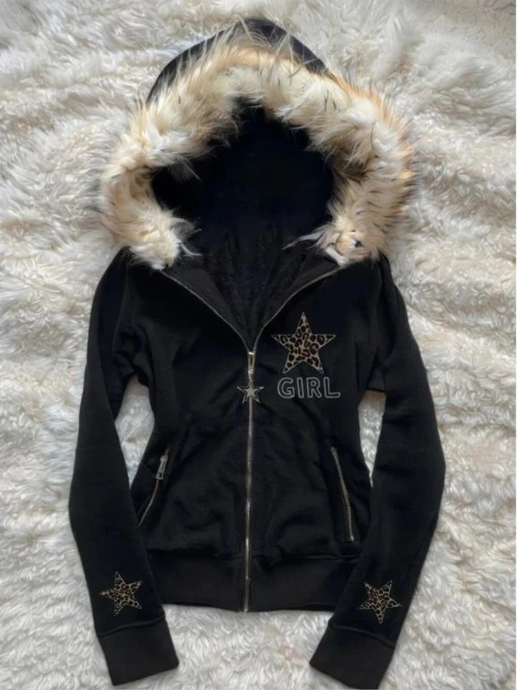 サブカルチャーフェイクコート レディース グラフィックジャケット フード付きフリースファーフーディー エッジの効いたアメリカンレトロストリートスタイルとY2Kファッショントップス