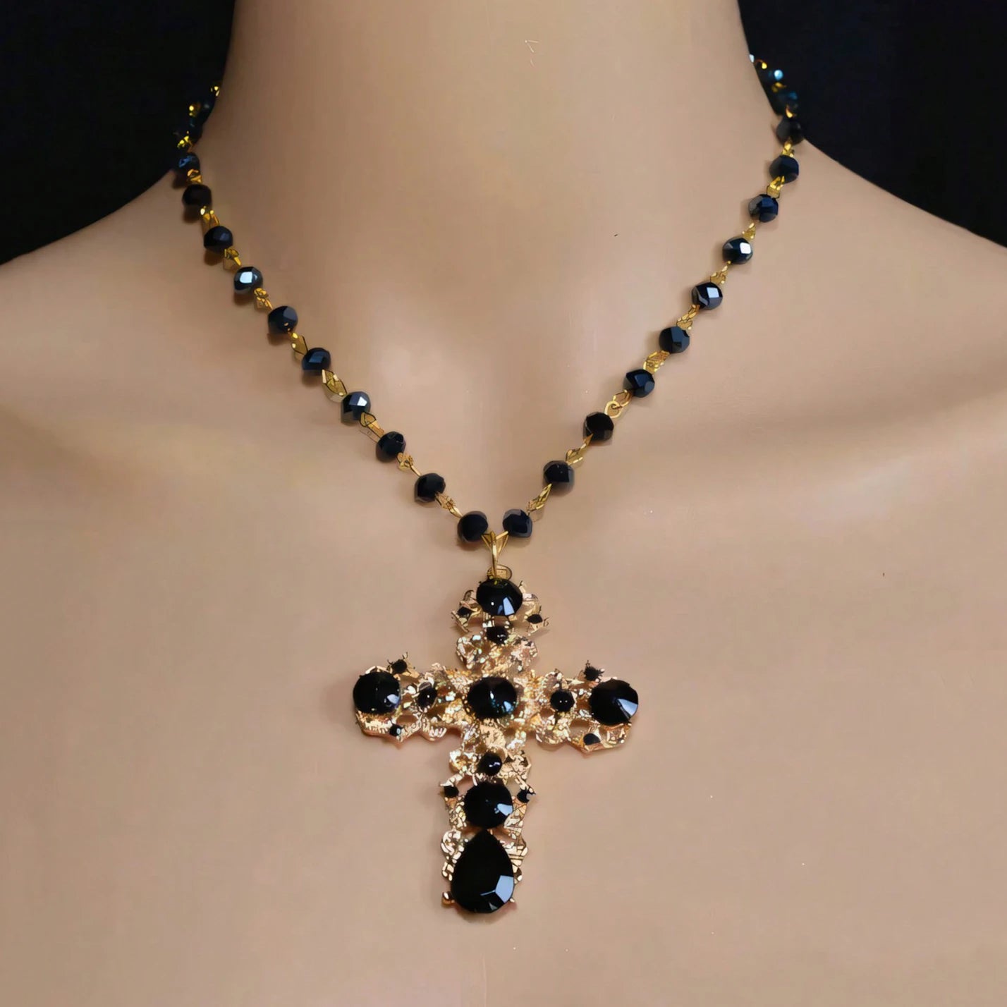 ゴシックな人工水晶の黒い十字架のネックレスペンダント、女性用、バロックボヘミアンスタイル