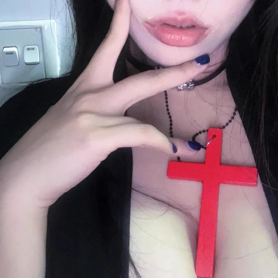 ファッションパンクゴシックウッドクロスペンダントネックレスレディースブラックホワイトレッドクロスチョーカーY2Kヒップホップネックレスセーターチェーンギフト