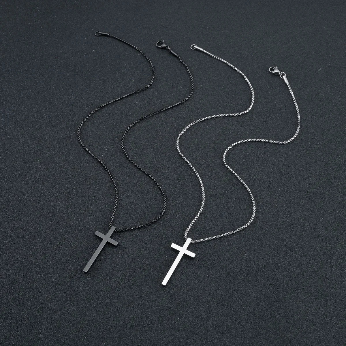 クラシックでシンプルなロングクロスペンダントネックレス。メンズ。個性的なトレンドのブラックステンレススチール製。ヒップホップロックジュエリー。色褪せにくいギフト。