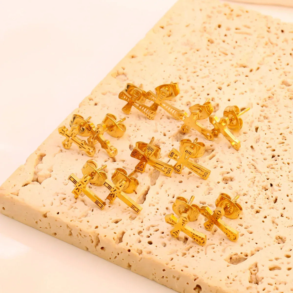 宗教的なイエス十字架ネックレス、メンズファッションゴールドカラークロスペンダント、チェーンネックレスジュエリーギフト付き