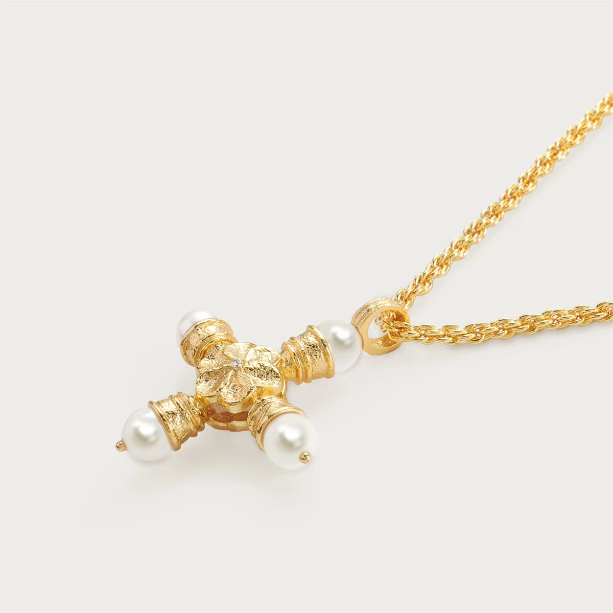 エレガントな雰囲気のパールジルコンクロスネックレス、金メッキと色彩保存を施したバロックスタイルのネックレス