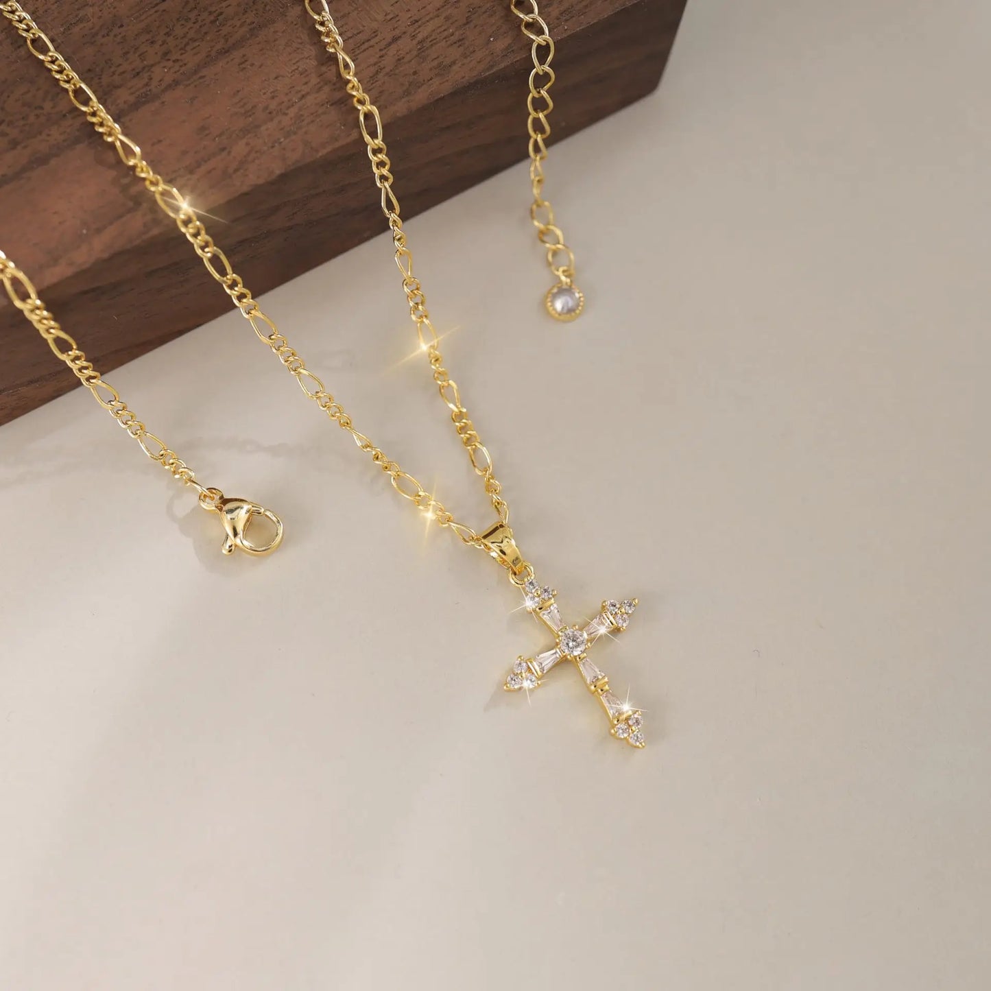 女性用クロスジュエリーネックレス 14Kゴールドメッキペンダントネックレス トレンディな小さなクロスチャームネックレス シンプルでキュートなチョーカーネックレス