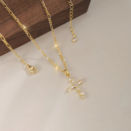 女性用クロスジュエリーネックレス 14Kゴールドメッキペンダントネックレス トレンディな小さなクロスチャームネックレス シンプルでキュートなチョーカーネックレス