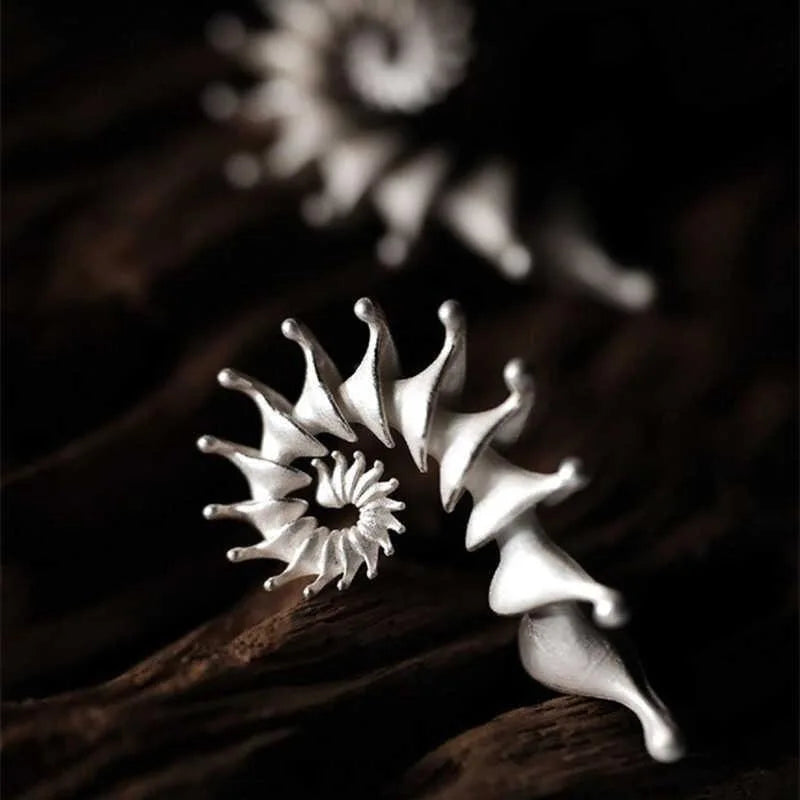 New Gothic Stereo Conch Personality Ancient Silver Stud Earrings for Men Women Hallowmas Punk Jewelry Vacation Accessory Gift