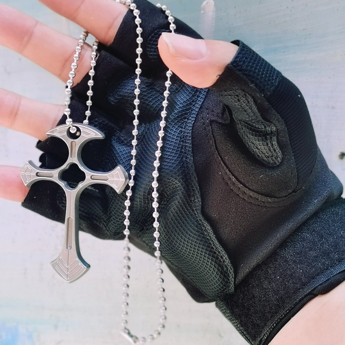 男性用クロスネックレス 護身用キーチェーンアクセサリー ビーズチェーンペンダント付き EDC マルチツール ファッションジュエリー クールなガジェット