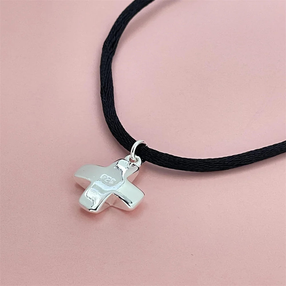 絶妙な925シルバージュエリー、黒いロープが付いた短いクロスペンダント、普段使いにもギフトにも最適