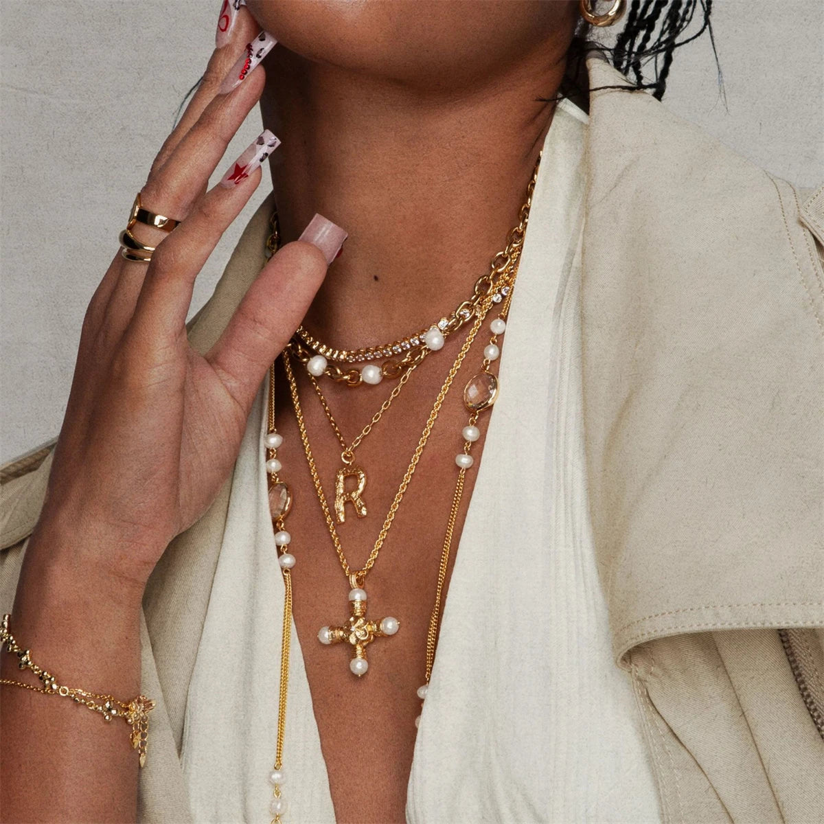 エレガントな雰囲気のパールジルコンクロスネックレス、金メッキと色彩保存を施したバロックスタイルのネックレス