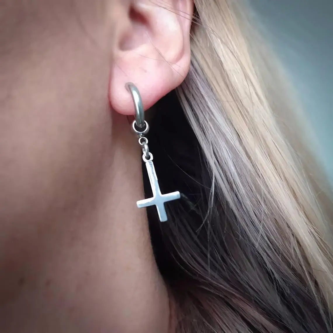 ゴシッククロスペンダントイヤリング レディース メンズ ファッション 韓国 パンク ジュエリー アクセサリー シルバー 逆十字 オルタナティブ イヤーフック