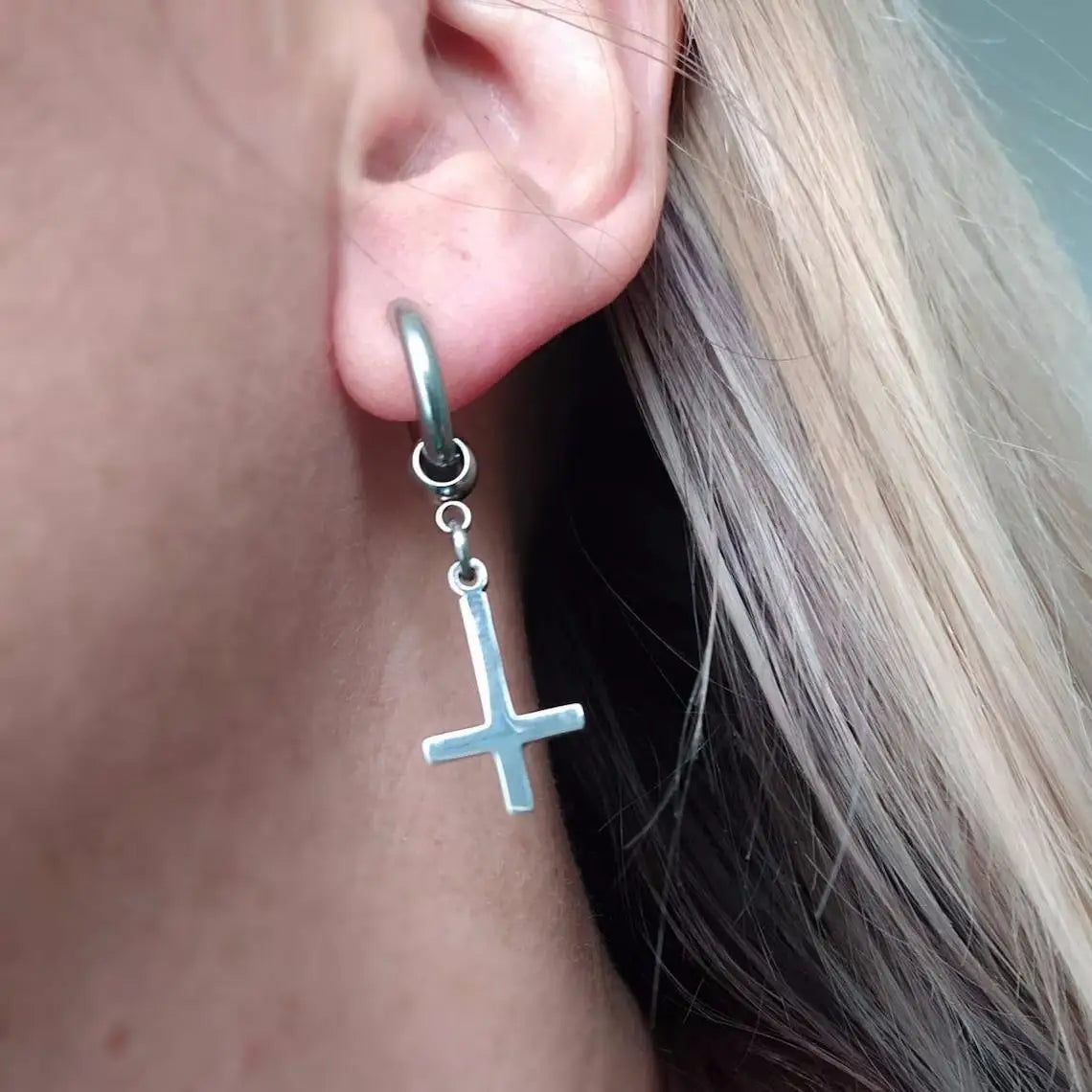 ゴシッククロスペンダントイヤリング レディース メンズ ファッション 韓国 パンク ジュエリー アクセサリー シルバー 逆十字 オルタナティブ イヤーフック