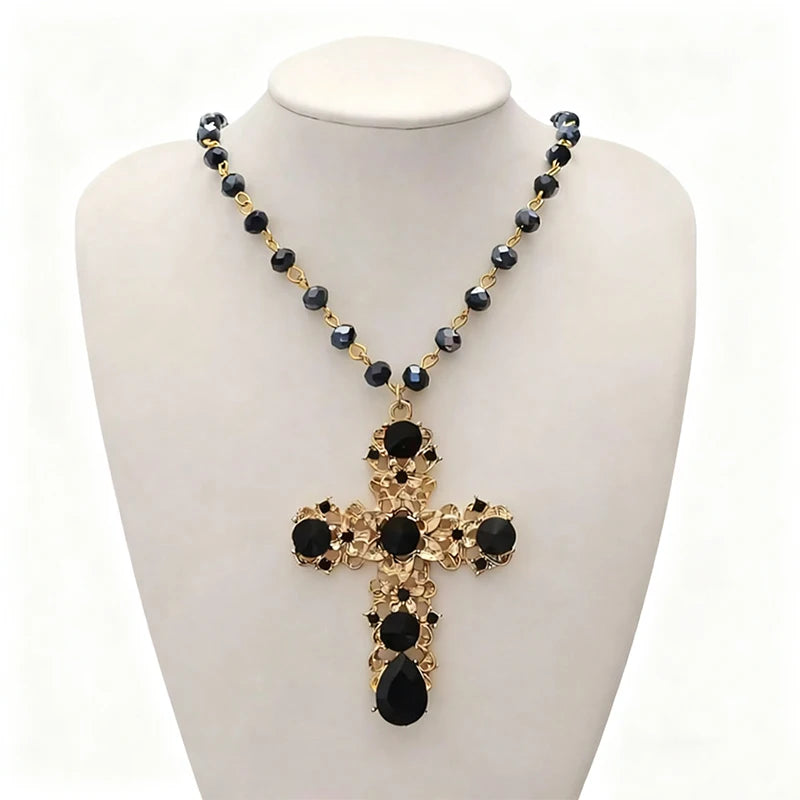 ゴシックな人工水晶の黒い十字架のネックレスペンダント、女性用、バロックボヘミアンスタイル