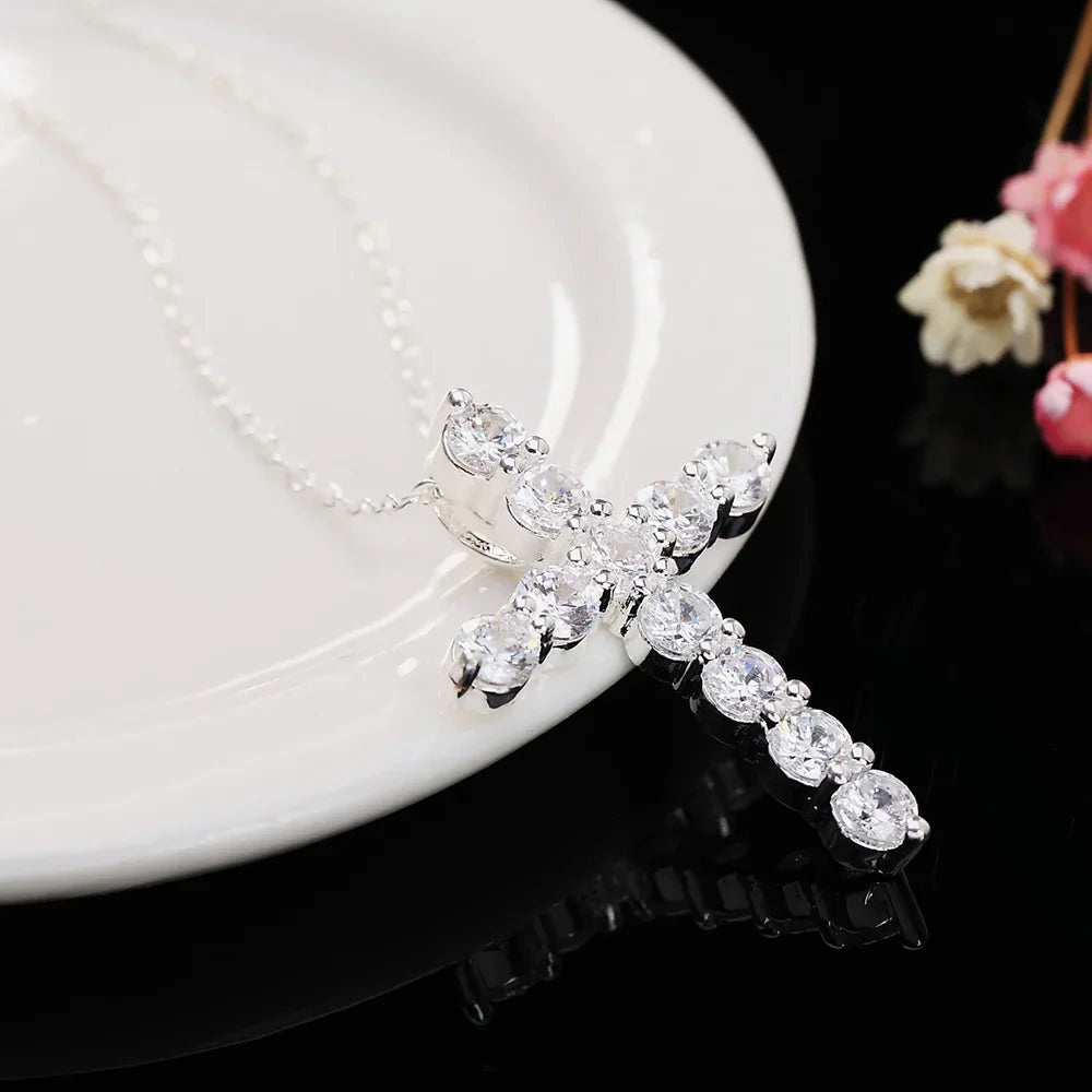 人気の925スターリングシルバーの高級クリスタルクロスペンダントネックレス。女性用ファッションウェディングパーティージュエリー。上質で美しいホリデーギフト。