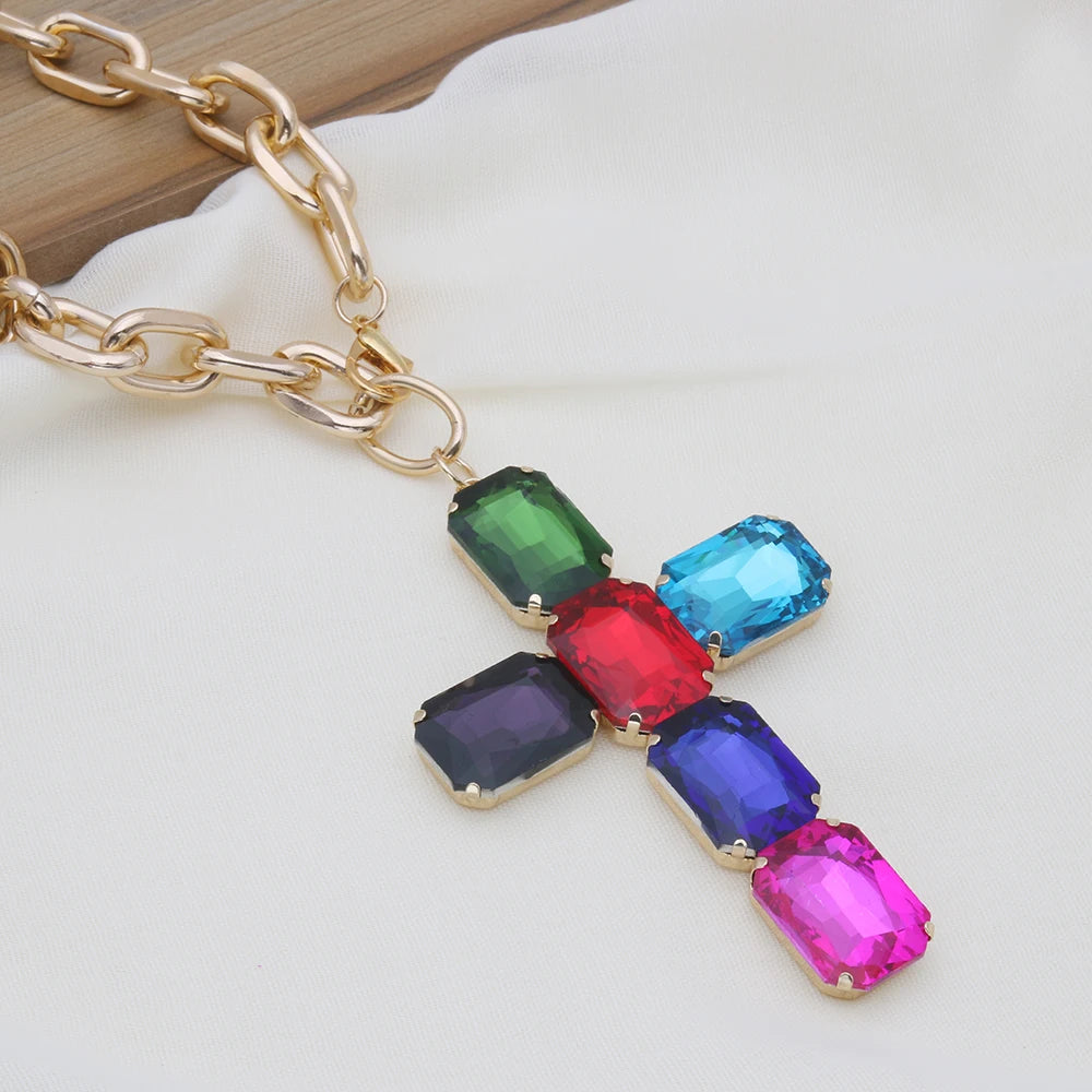 ファッショナブルで誇張された大きなガラスのクロスネックレスペンダント、豪華なクリスマスギフトジュエリー